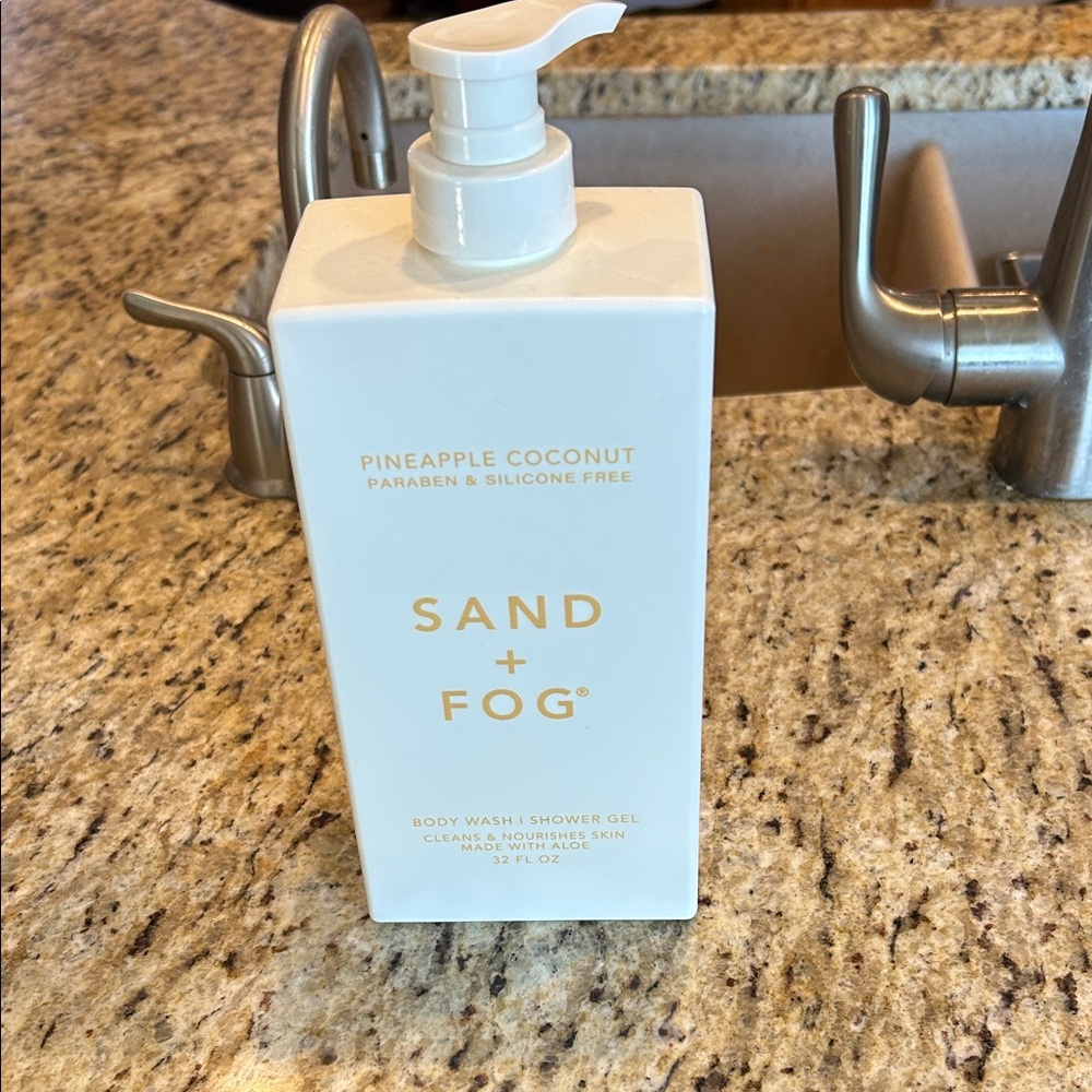 Sand + Fog Pineapple Coconut Body Wash - White
